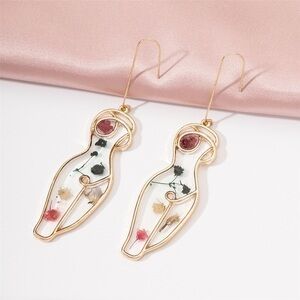 3/$30 💛 Dried Flower Resin Abstract Women’s Body Earrings